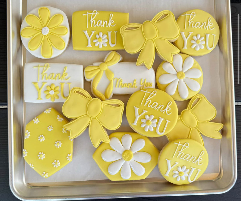 Example: yellow thank-you cookies with bows and daisies